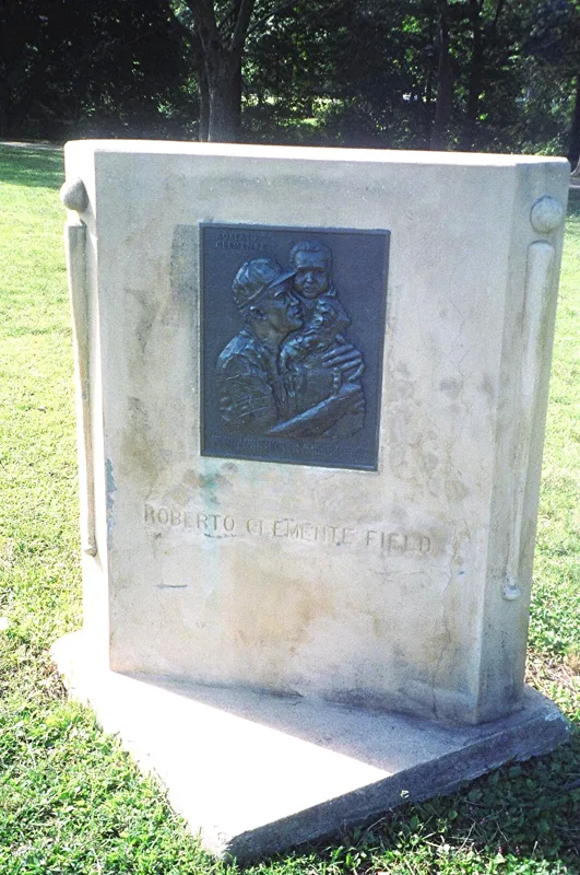 p Roberto Clemente bronze memorial 1972